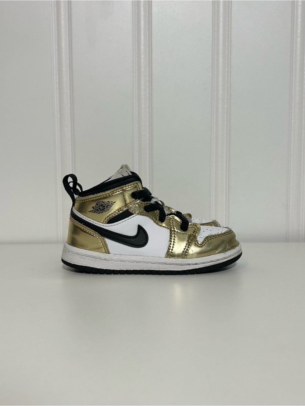 Jordan 1 Kids Metallic Gold and White High-Top Sneakers - toddler 8